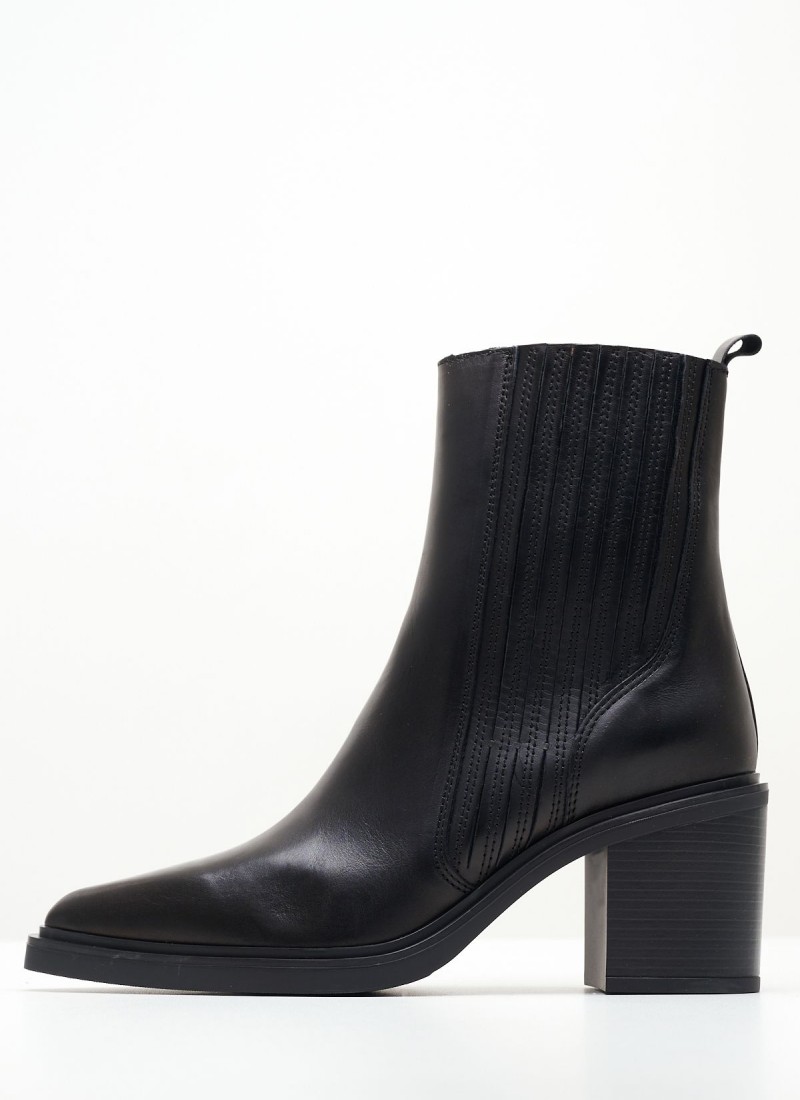 Women Boots from the Spanish Alpe brand 2463 Black Leather